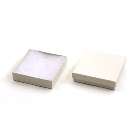2001-0314 - Boîte Carton Blanc Cassé 3 1/2 x 3 1/2 x 1 pouces 10pcs 2001-0314,2001-0,Carton,Carton,Box,Off White,3 5/8X 3 5/8X 7/8'',10pcs,Chine,montreal, quebec, canada, beads, wholesale